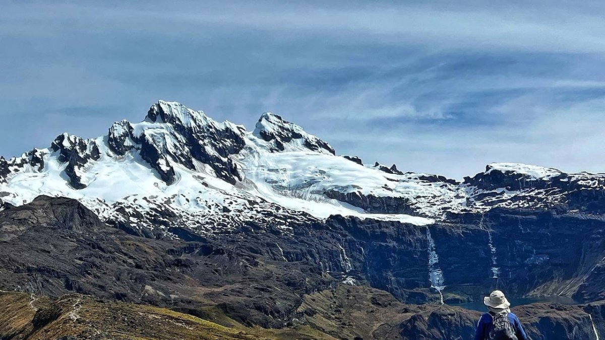 La laguna verde recoge  el deshielo de las cumbres de El Altar, pareciendo un espejo de altura.