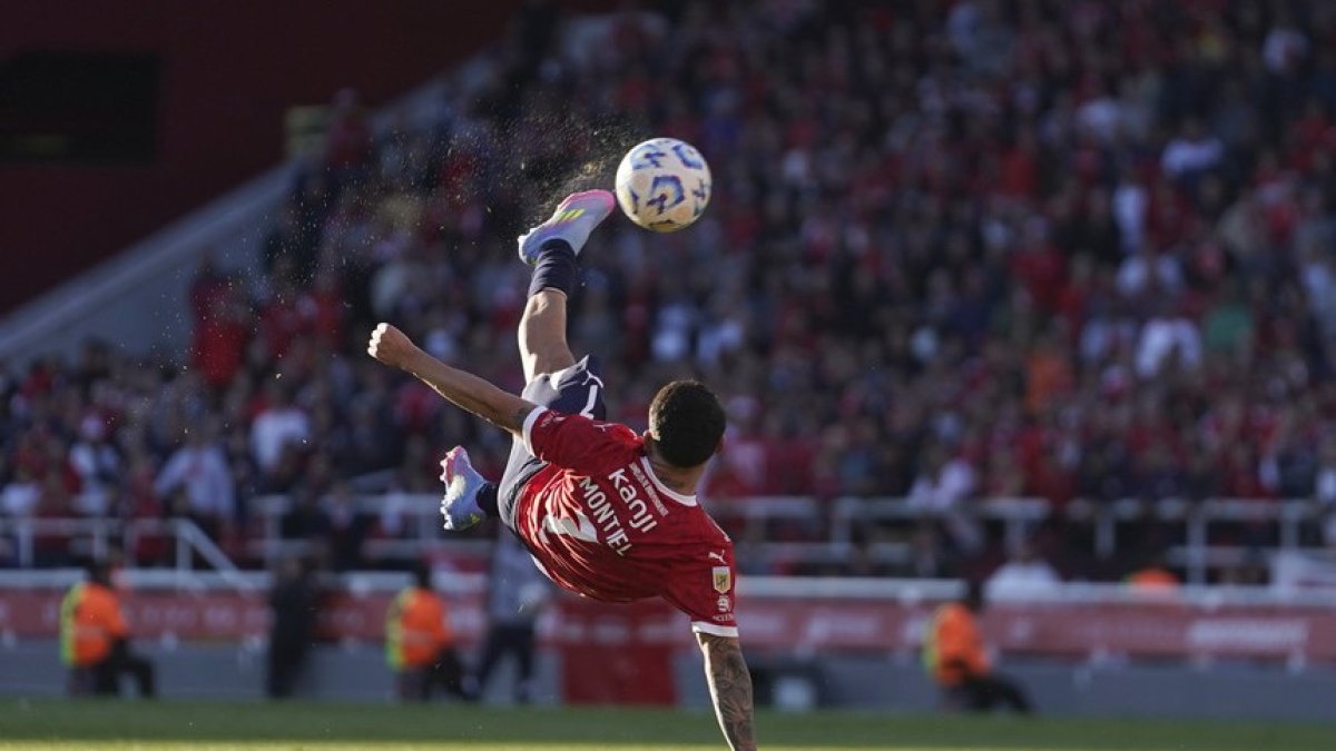 Santiago Montiel ganó el premio Puskás por su 'chilena' ante Independiente Rivadavia de Mendoza.