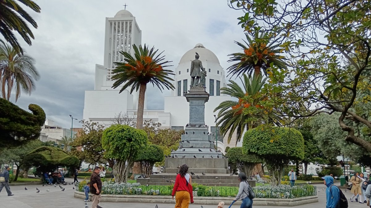 Las autoridades van a estar vigilantes y sancionar a las personas que alimentan las palomas en los parques en Ambato.