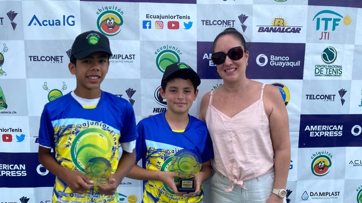 Sergio Zambrano, Santiago Navia, en la premiación de 11 años unificado, junto a la vicepresidenta de la FET, María José Santander.