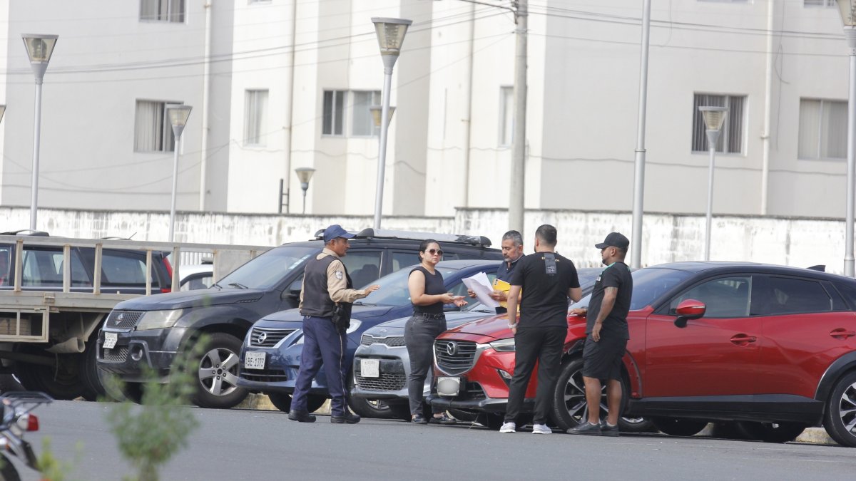 Parientes del futbolista acudieron a la dependencia policial a retirar el cuerpo.