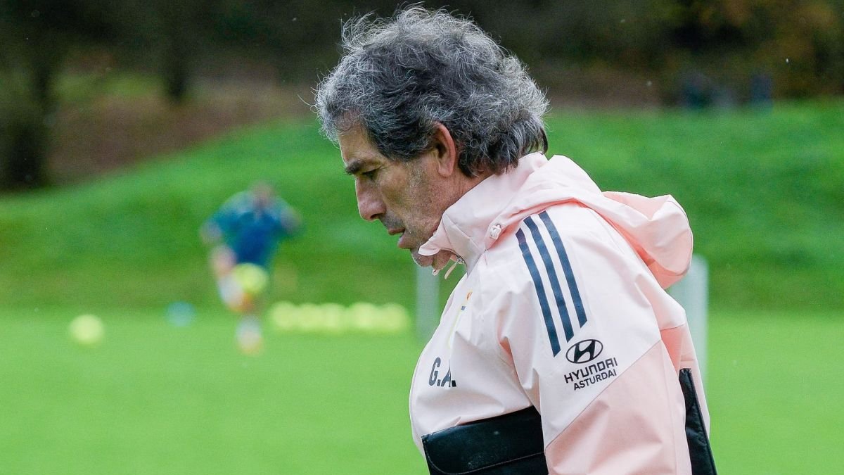 Guillermo Almada ahora es entrenador del Real Oviedo de España.
