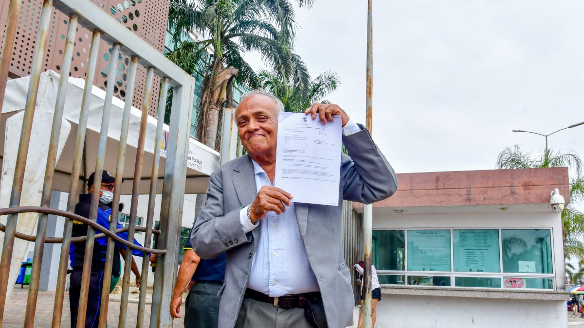 Víctor Guarín mientras posa orgulloso con la carpeta de derivación que lo acercaría a su operación.