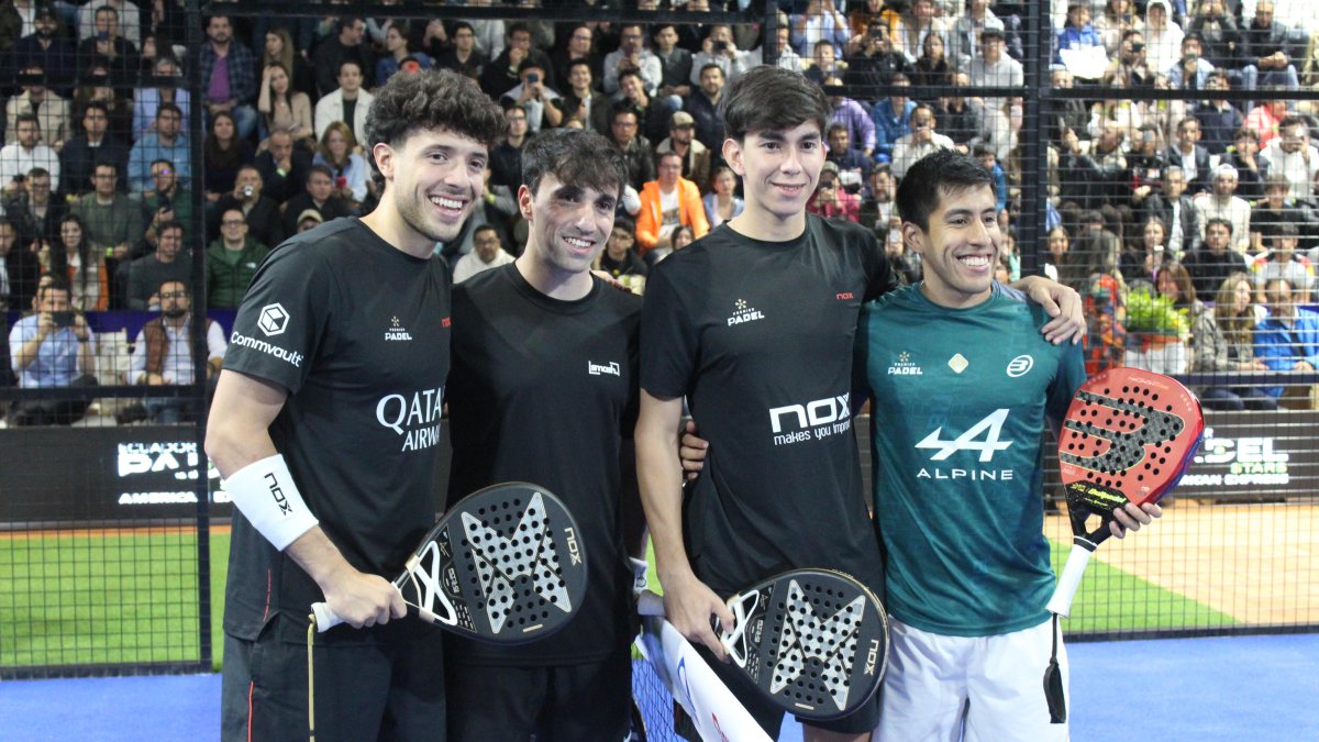 Los números 1 y 2 del ranking mundial de pádel, Agustín Tapia (i) y Federico Chingotto (cuarto de izquierda a derecha), disputaron un amistoso en Quito