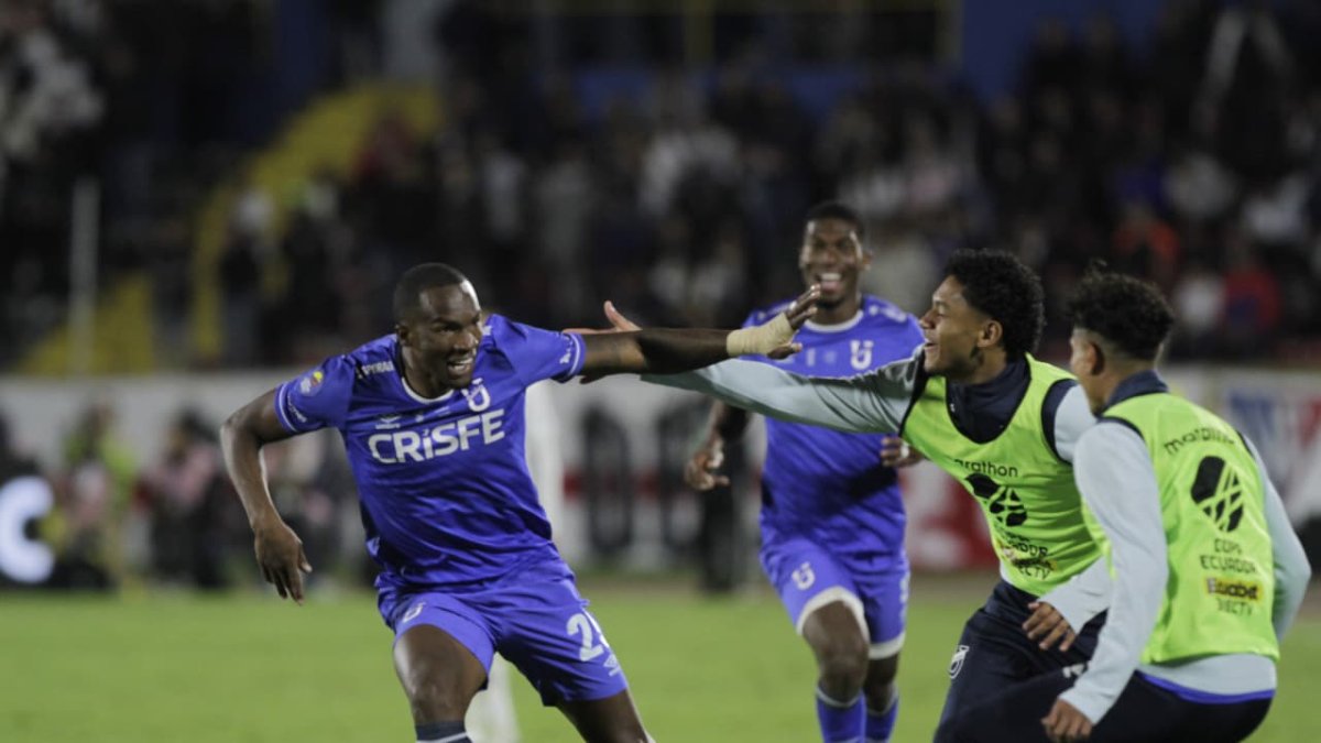 Los jugadores de Universidad Católica celebran el primer título nacional conseguido en 62 años de historia