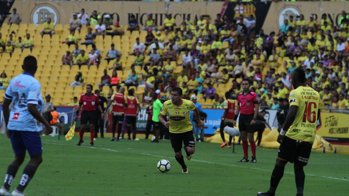Mario Pineida, jugador de Barcelona, vistió siempre el # 2 en el club.