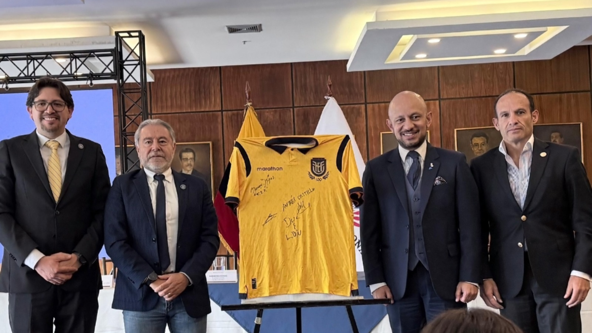 Dirigentes del fútbol ecuatoriano y del legislativo durante la entrega del proyecto en la Asamblea.