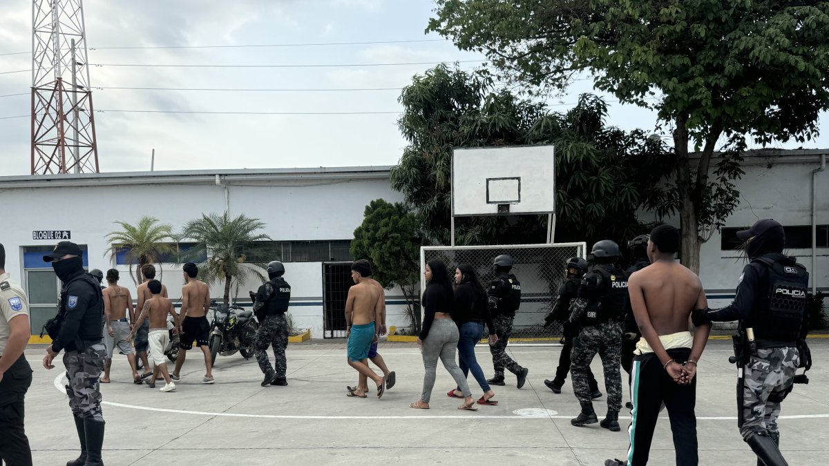 Seis hombres y dos mujeres fueron aprehendidos por un crimen. En la vivienda que allanaron, la Policía liberó una personas que estaba secuestrada