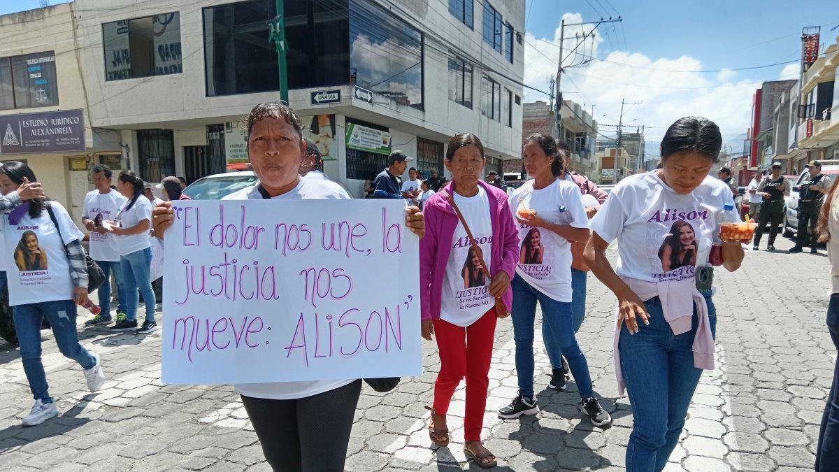 HOMBRES Y MUJERES SE SUMARON AL PLANTON QUE EXIGE JUSTICIA TRAS EL ASESINATO DE ALISON, UNIVERSITARIA ORIUNDA DE TENA.
AG-EXTERNO