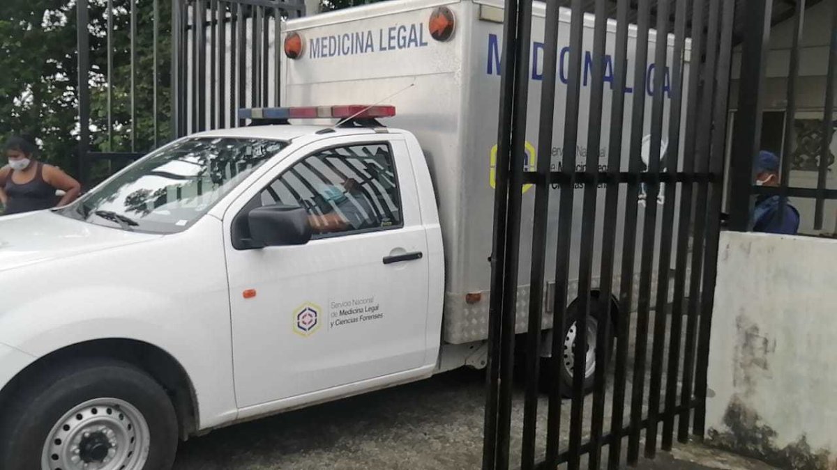 El cuerpo de la víctima fue retirado del lugar en una unidad móvil de Medicina Legal.