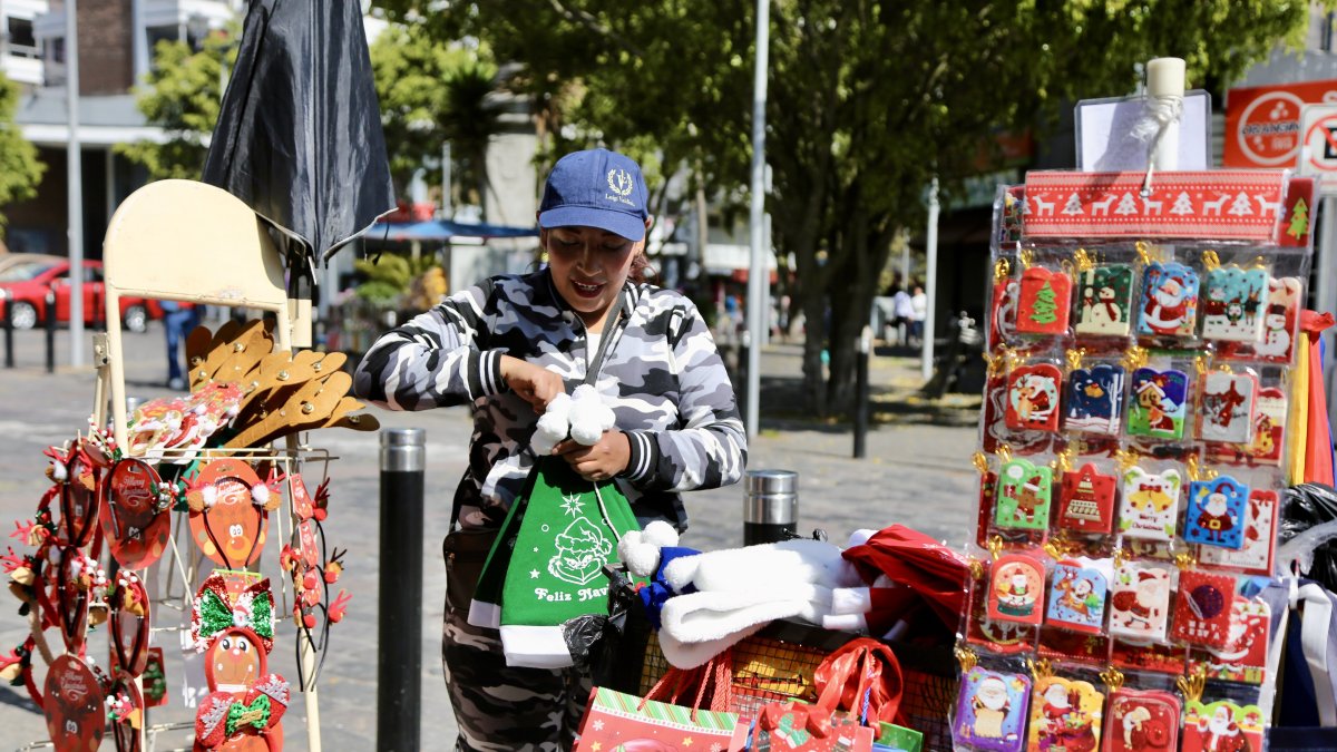 En su pequeño puesto tiene de todo para cumplir con sus clientes y los regalos.