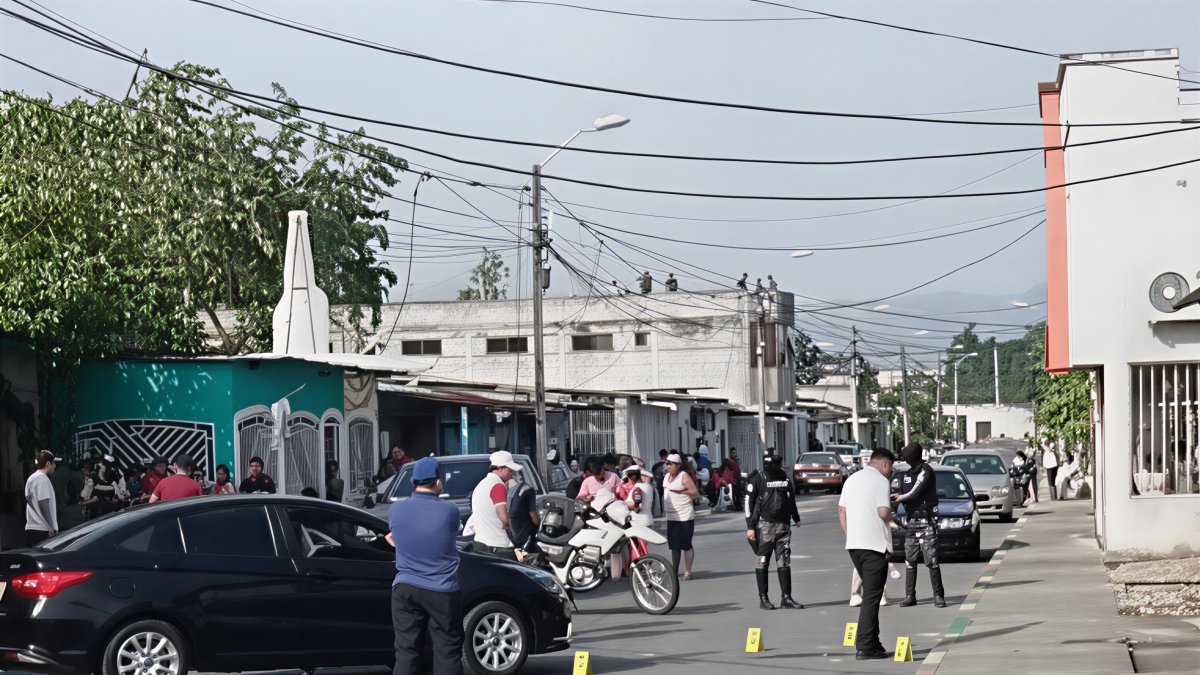 Agentes policiales levantan indicios en el barrio Twintza, sur de Esmeraldas, tras el asesinato a tiros de Vidal Segundo Valencia dentro de su vehículo.
