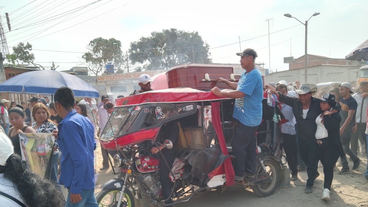 Los amigos del fallecido recorrieron las calles de Salitre con su féretro.