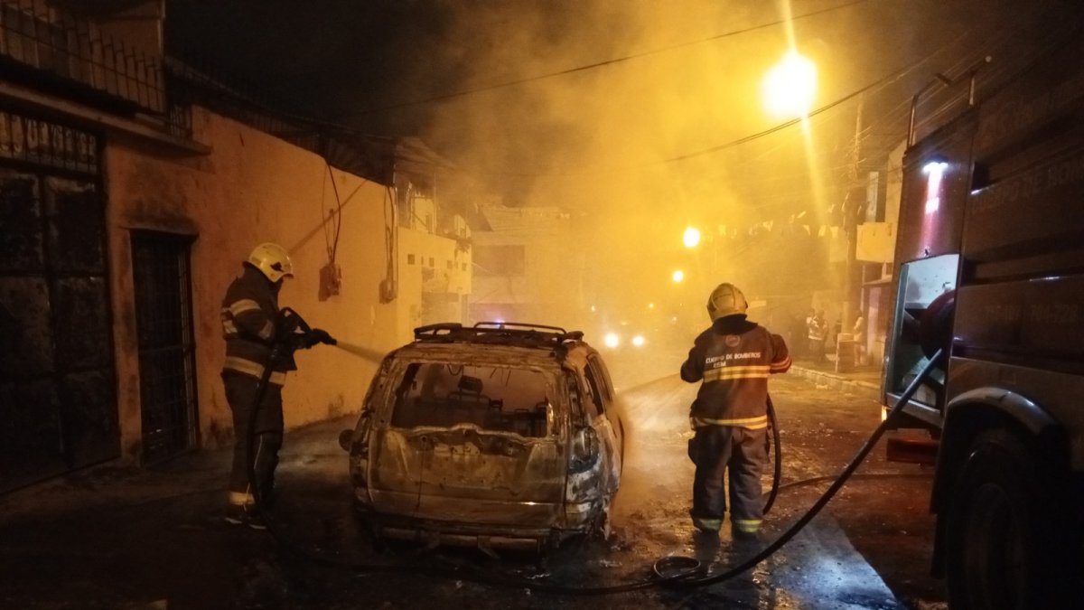 Varios vehículos fueron incendiados en algunos sectores de Esmeraldas.