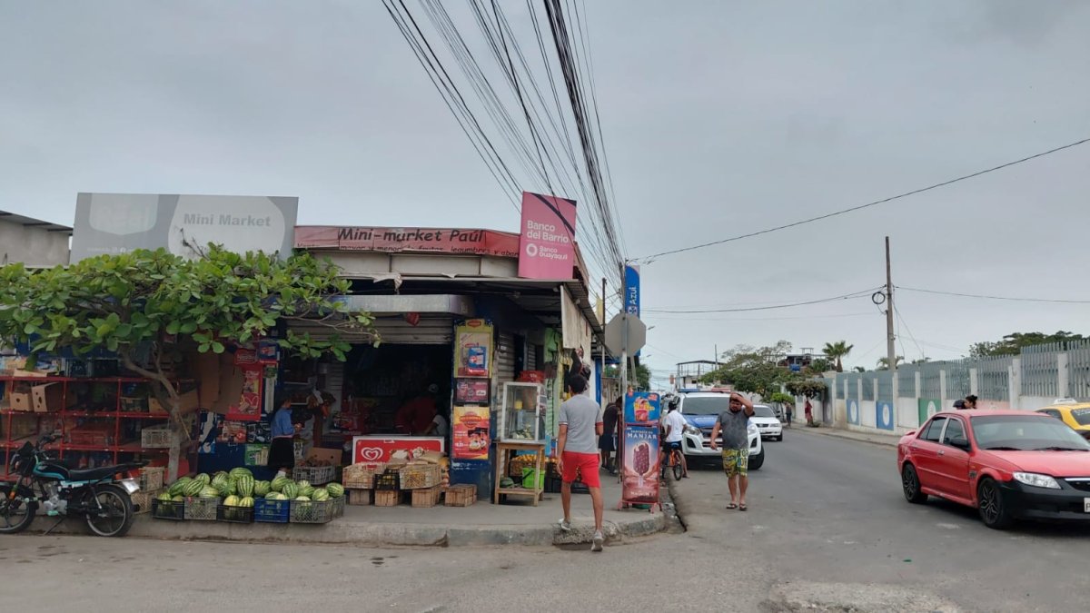 Un minimarket de Urbirrios fue blanco de la delincuencia. Uno de los empleados resultó herido