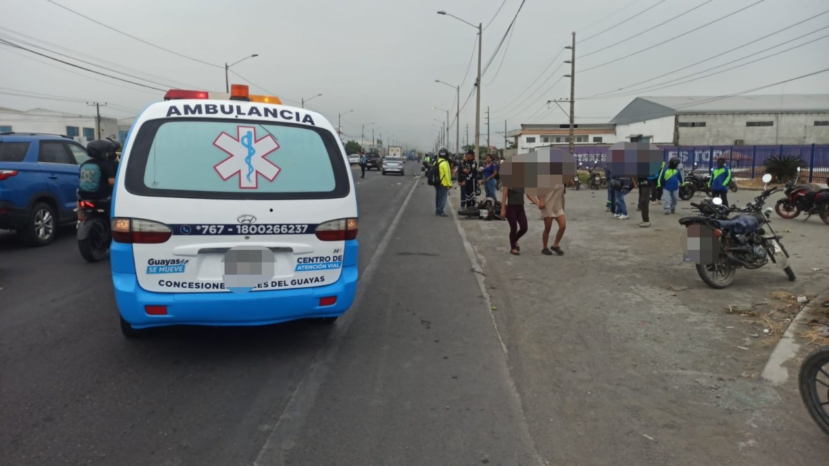 Personas observaban lo ocurrido la mañana de este 21 de diciembre.