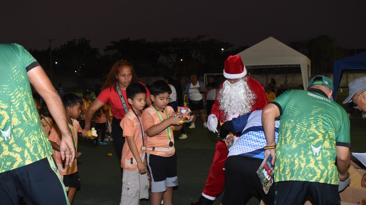 El Papá Noel llegando a la cancha de la liga barrial El Guasmo.