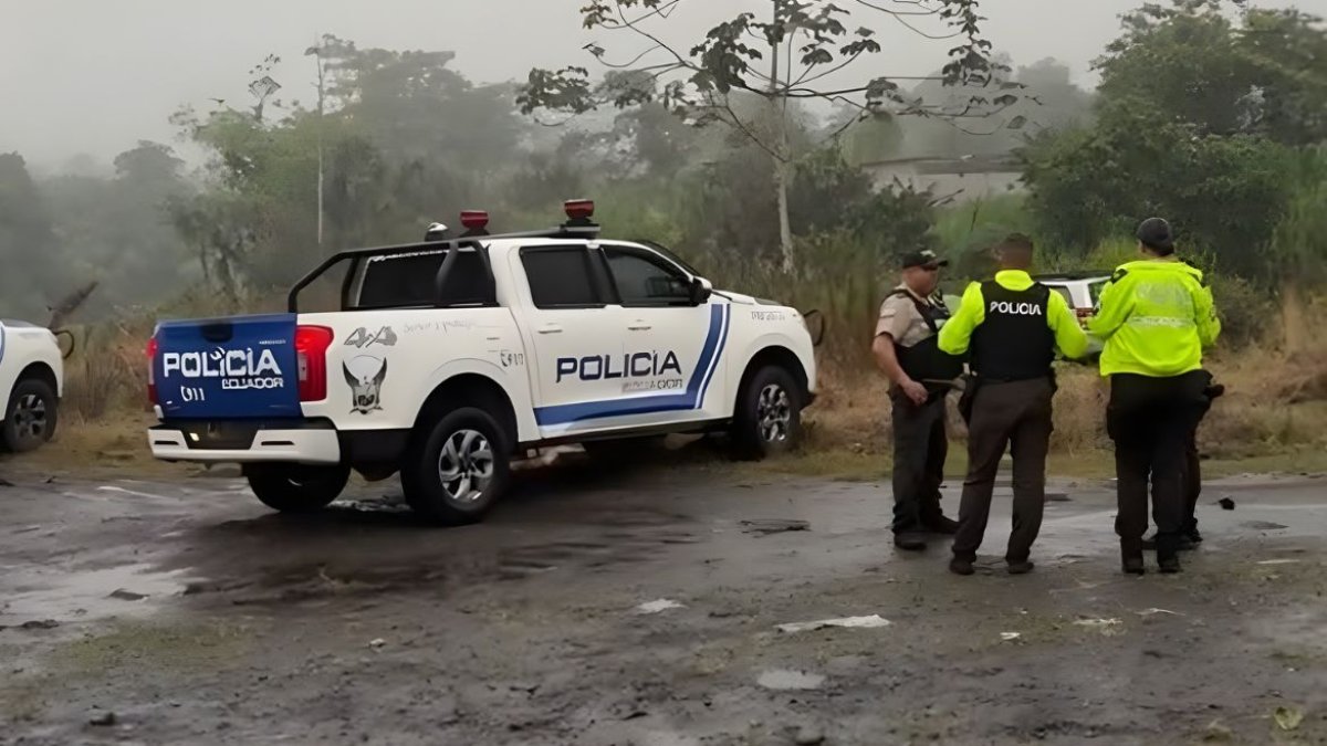 Los cuatro cadáveres fueron hallados en la vía a Quito, en Santo Domingo.