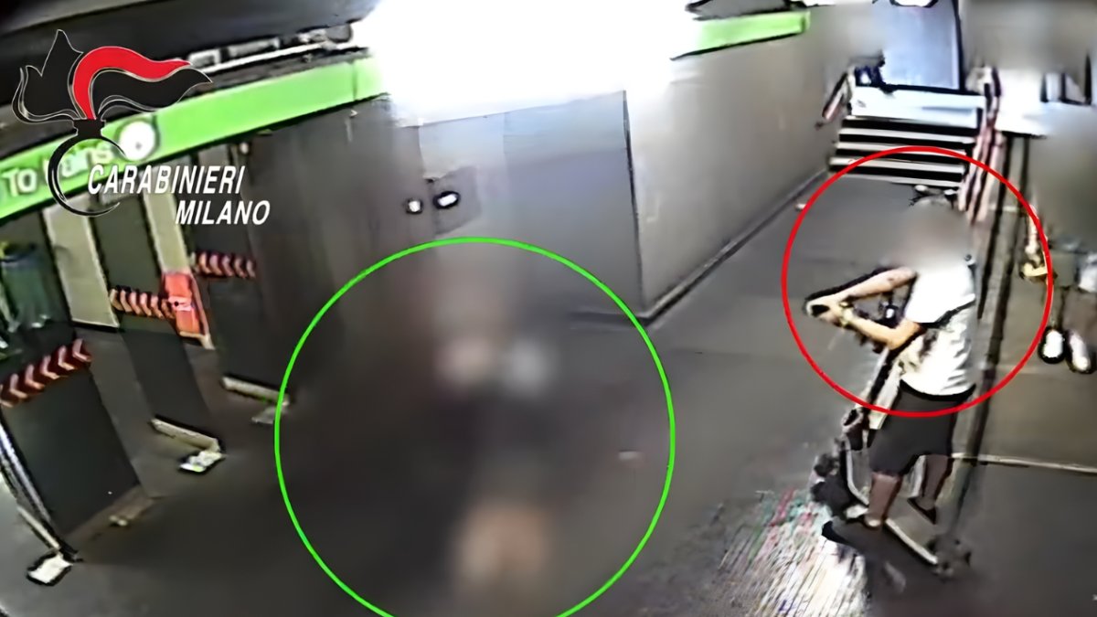 Este video fue difundido por los Carabineros. El ecuatoriano fue colocado dentro de un círculo rojo. Una presunta víctima, en verde.