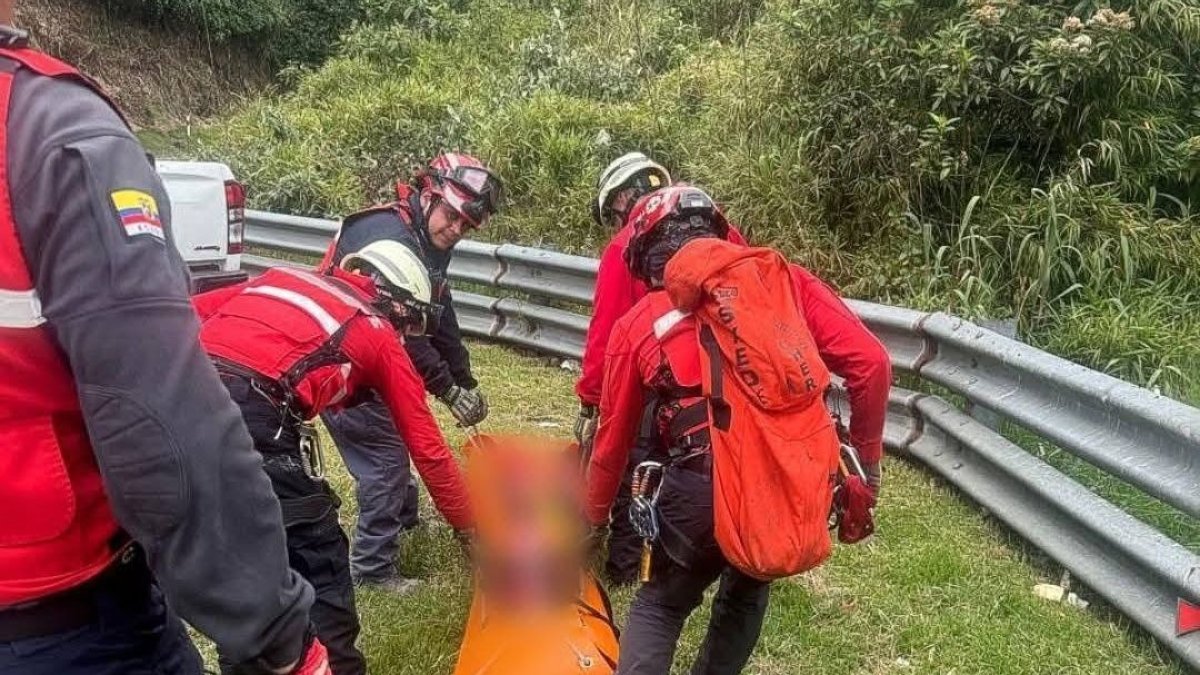 El cuerpo fue hallado en el kilómetro 20 de la vía Alóag - Santo Domingo tras las indicaciones de uno de los detenidos.