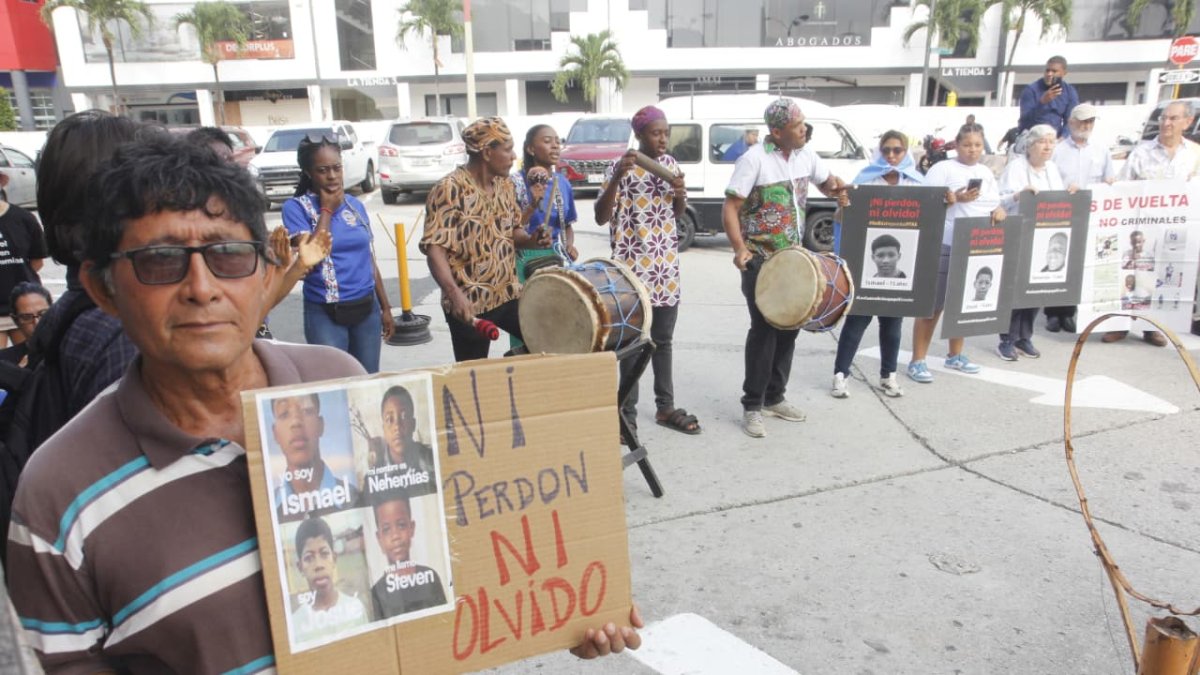 Manifestación en los exteriores de la Unidad Judicial Penal Albán Borja