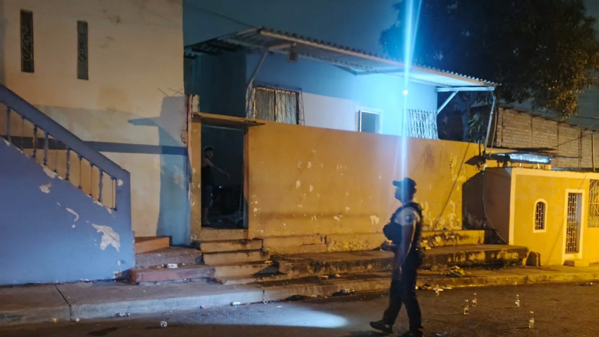 En el exterior de esta vivienda de la cooperativa Estrella de Belén cinco personas resultaron baleadas.