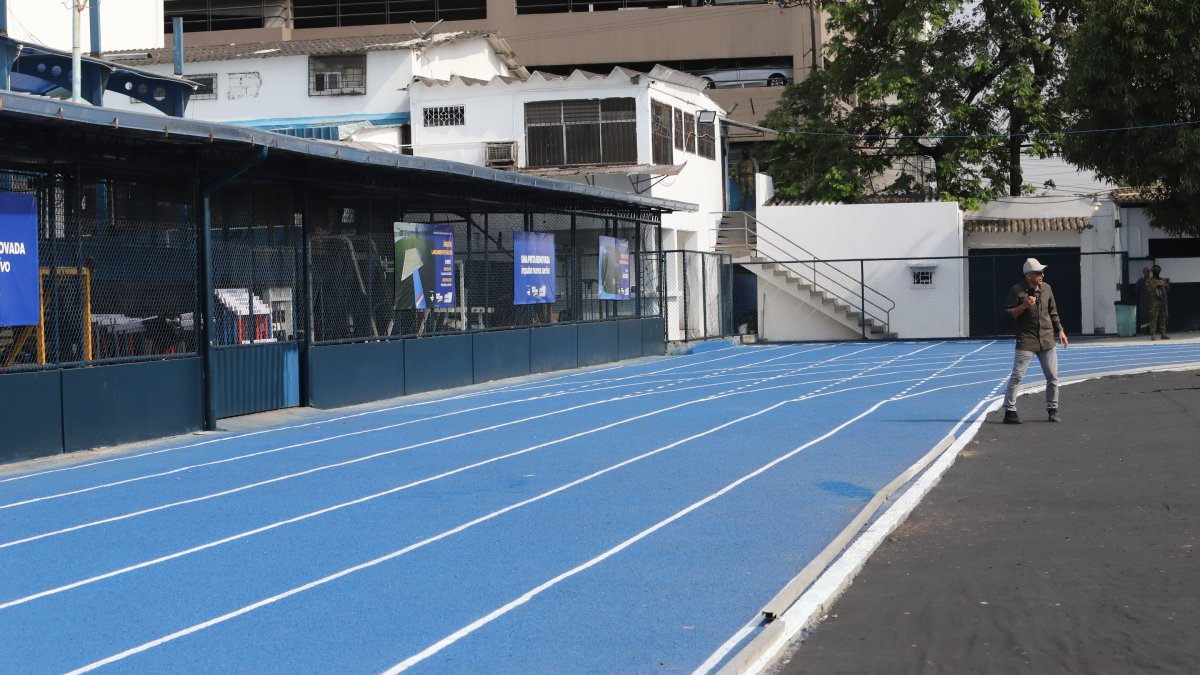 Se instaló nueva superficie sintética, se rehabilitó bordillos, carriles y baterías sanitarias.