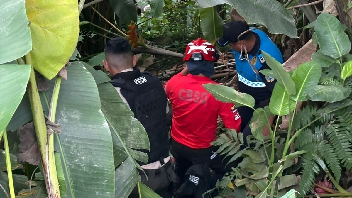 El cuerpo estaba dentro de una quebrada en el parque Jelen Tenka, en Santo Domingo.