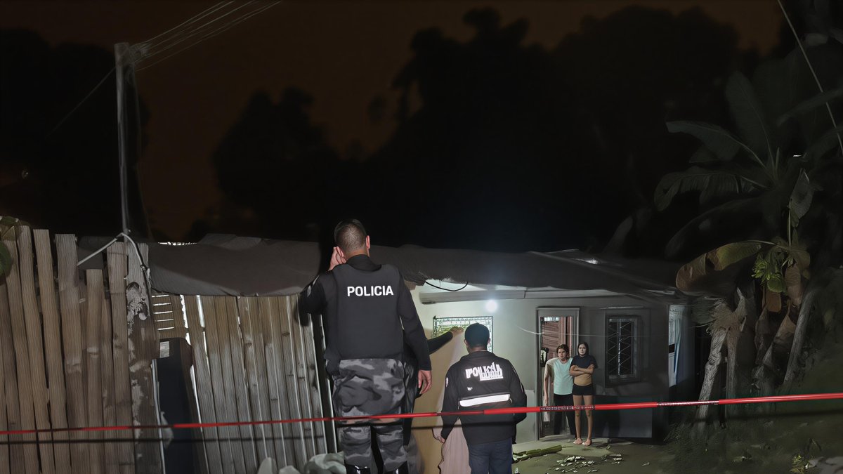 Agentes policiales acordonan la vivienda donde Gilbert Loza fue asesinado tras una discusión con un vecino en el barrio Los Ángeles de La Concordia.