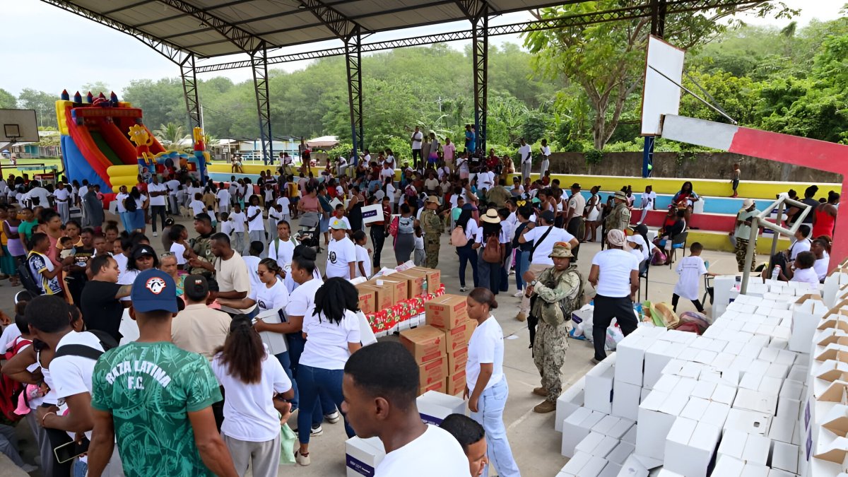 Voluntarios, familias y miembros de la Armada del Ecuador se unieron en una jornada solidaria organizada por la Fundación Hellen Quiñónez.
