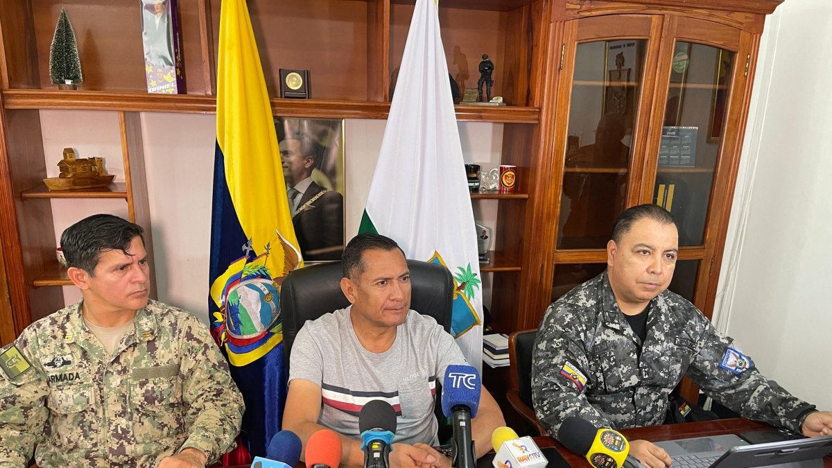 El gobernador Juan Jaramillo, junto a altos mandos de la Policía y la Armada, anuncia medidas urgentes para contener la violencia en Esmeraldas.