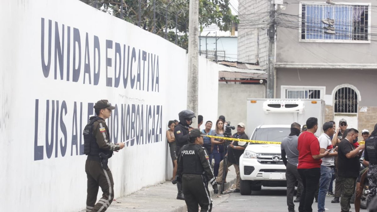 El cuerpo del menor quedó tendido fuera de la entidad educativa.