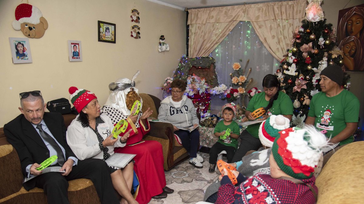 Los participantes tocan instrumentos de percusión y aplauden mientras cantan los villancicos.