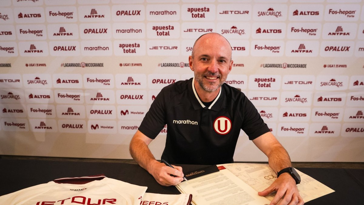Javier Rabanal en la firma y presentación en su nuevo equipo, Universitario de Deportes.
