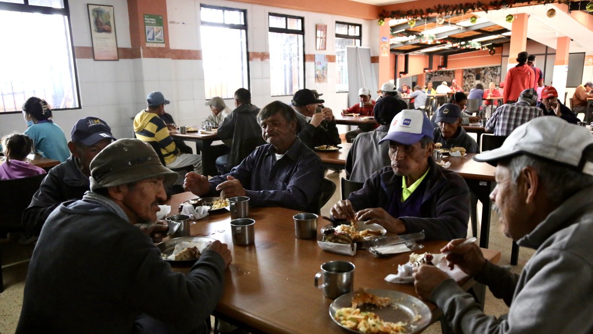 Los usuarios de este albergue salen bien ‘papeados’ tras 
el almuerzo.