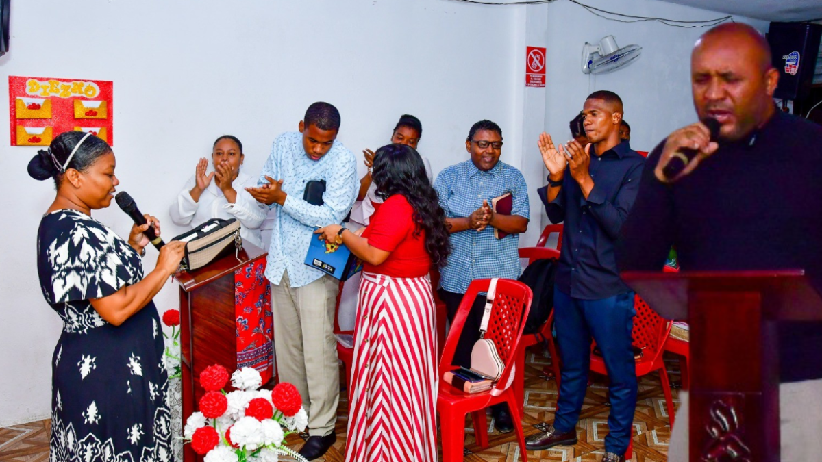 Luis Arroyo y Katty Bustos se dirigen a los asistentes a la iglesia, transmitiendo un mensaje de fe.