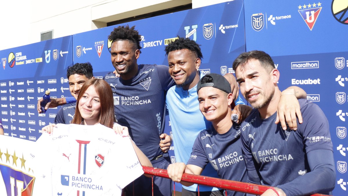 Adriana Silva se llevó como recuerdo una camiseta autografiada y una foto con Kevin Minda (i), Dida Domínguez, Michael Estrada, Alexander Alvarado y Lisandro Alzugaray (d).