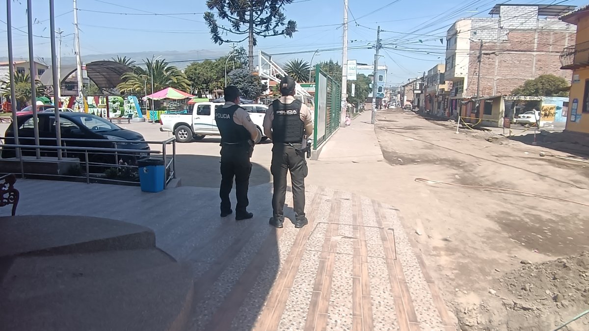Los policías investigan para ubicar a los sospechosos del asalto en una fábrica en la parroquia Izamba, norte de Ambato.