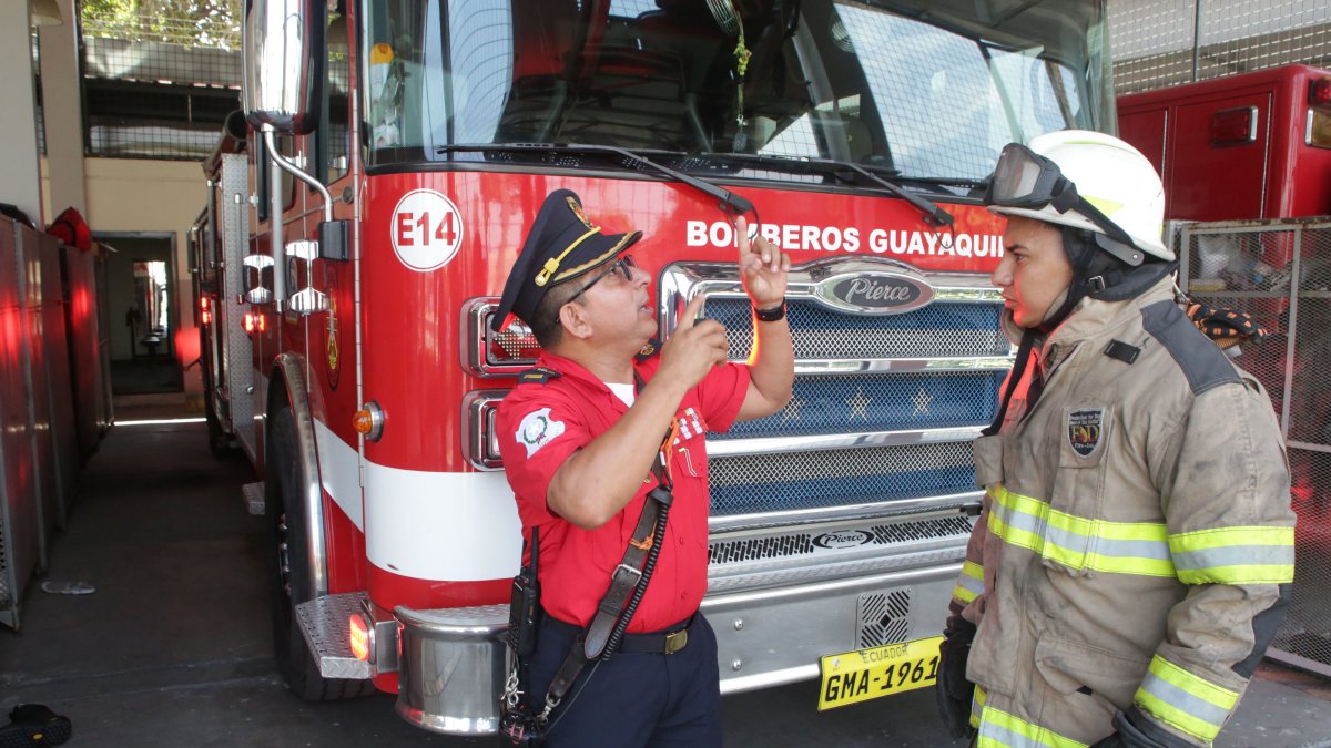 Rubén Mejía mientras le da indicaciones al rescatista Fabián Zúñiga.