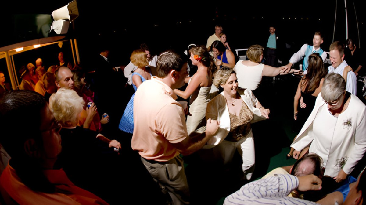 Vestir formal durante estas celebraciones es una de las recomendaciones de los expertos.