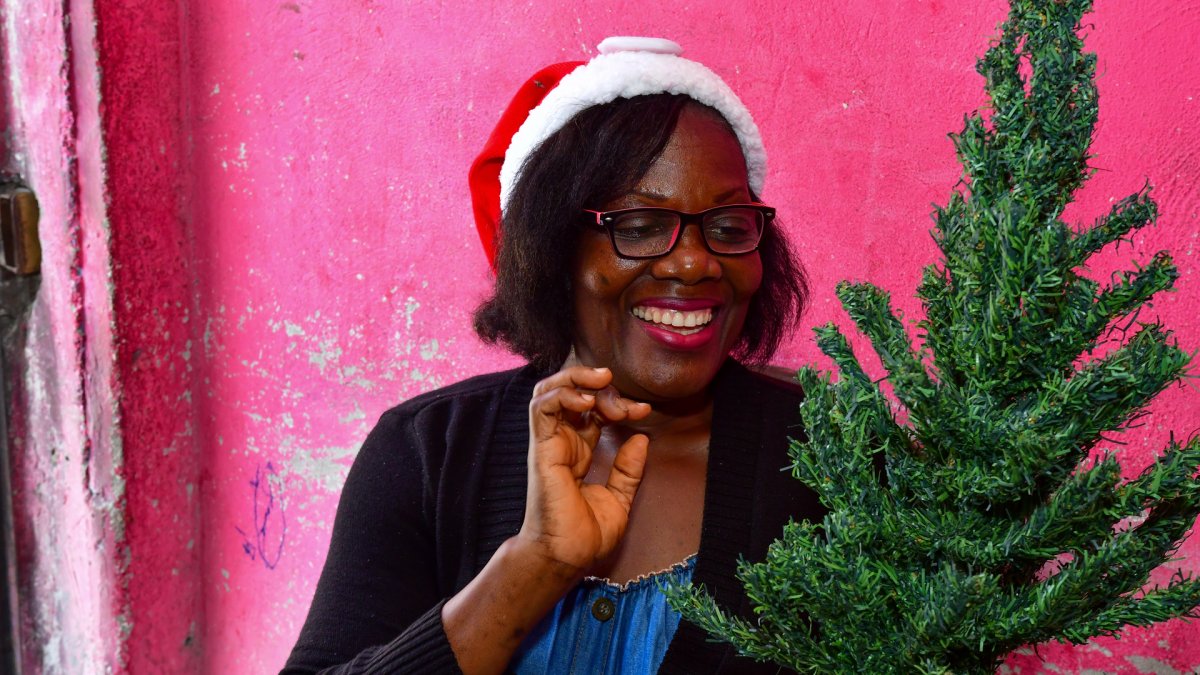 Marieta tiene un pequeño árbol que le regalaron. Pese a sus problemas, no pierde la alegría.