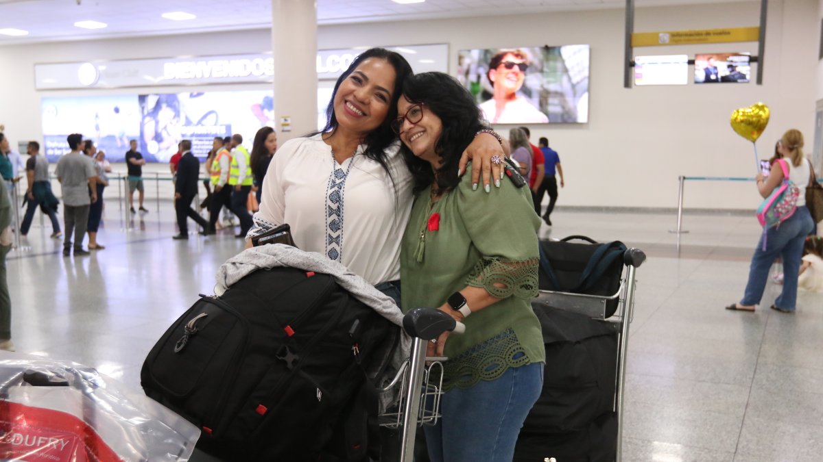 Luz María arribó al aeropuerto internacional de Guayaquil el domingo 21. Allí la recibió una amiga.