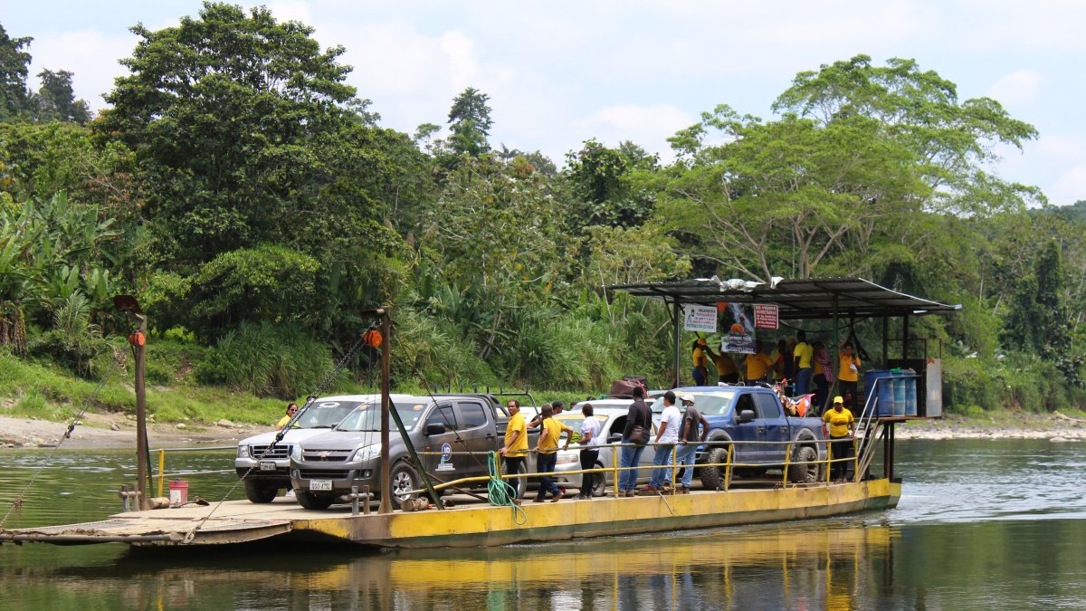 Ferry fluvial en el río Blanco, utilizado por comunidades de Valle del Sade–Gotitas de Lluvia, zona donde ocurrió el trágico intento de rescate de Nubia Varela.