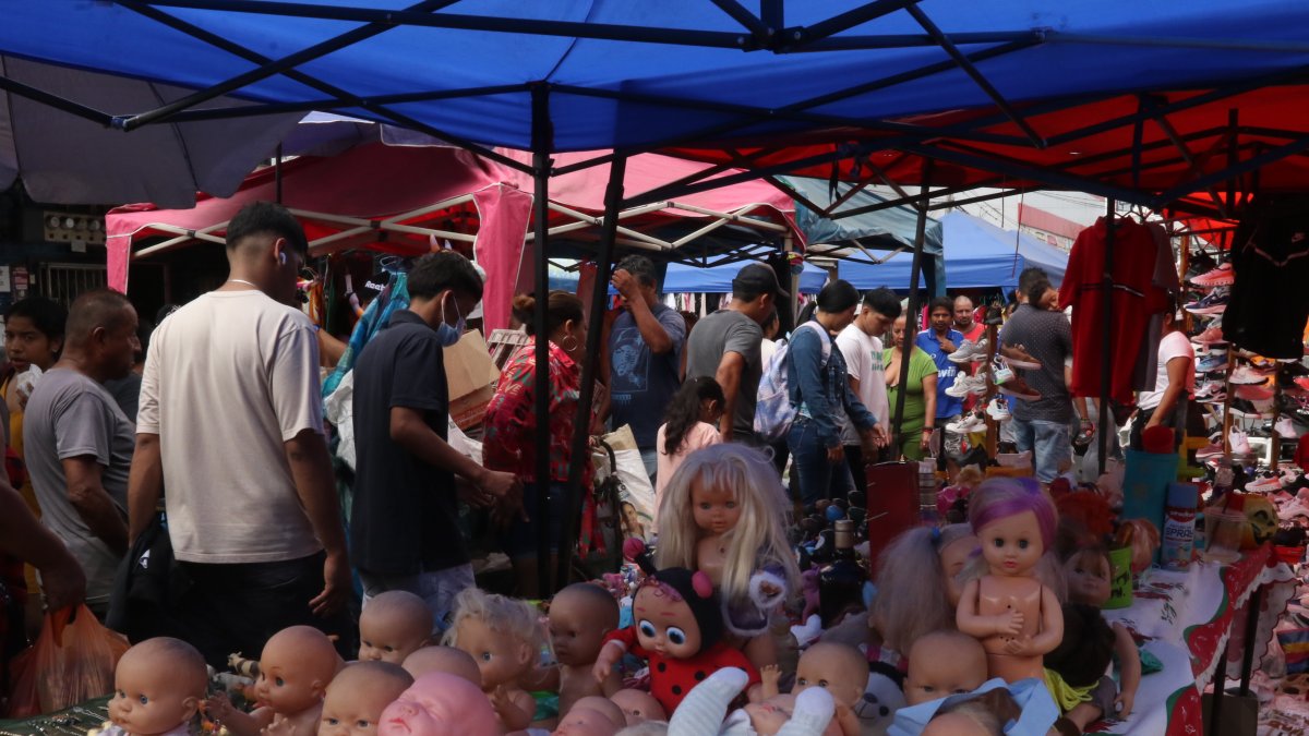 Las extensa marea de personas intentaban avanzar para recorrer la mayor parte del ‘mall del piso’.