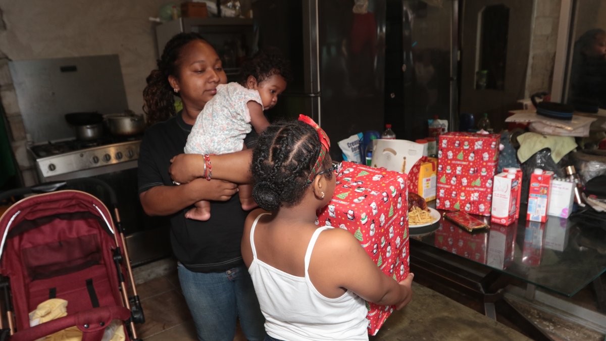 Damiana Aguirre junto con sus hijas y los obsequios que recibieron por parte de Diario EXTRA.