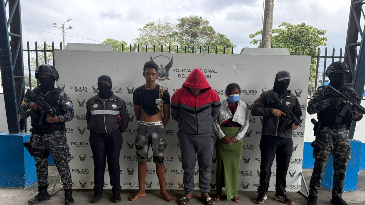 Los tres presuntos implicados en el ataque armado que dejó dos policías y un civil fallecidos en Esmeraldas fueron presentados por la DINASED tras su captura.