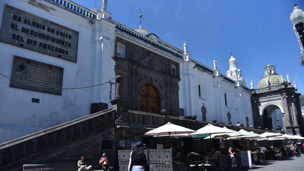 Comerciantes con décadas de historia en los bajos de la Catedral Metropolitana de Quito enfrentan el fin de sus contratos de arriendo.