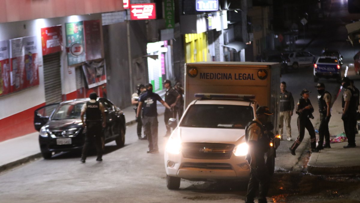 Uno de los cuerpos quedó sobre una acera y el otro dentro de un vehículo.