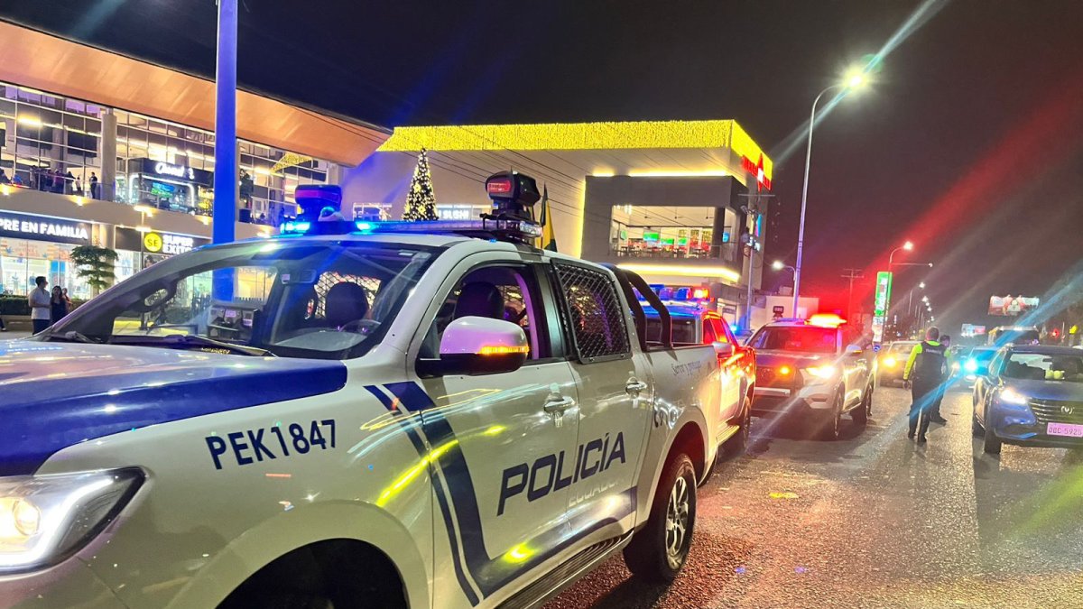 El hombre que fue atacado en el parqueadero de un centro comercial murió en una clínica.