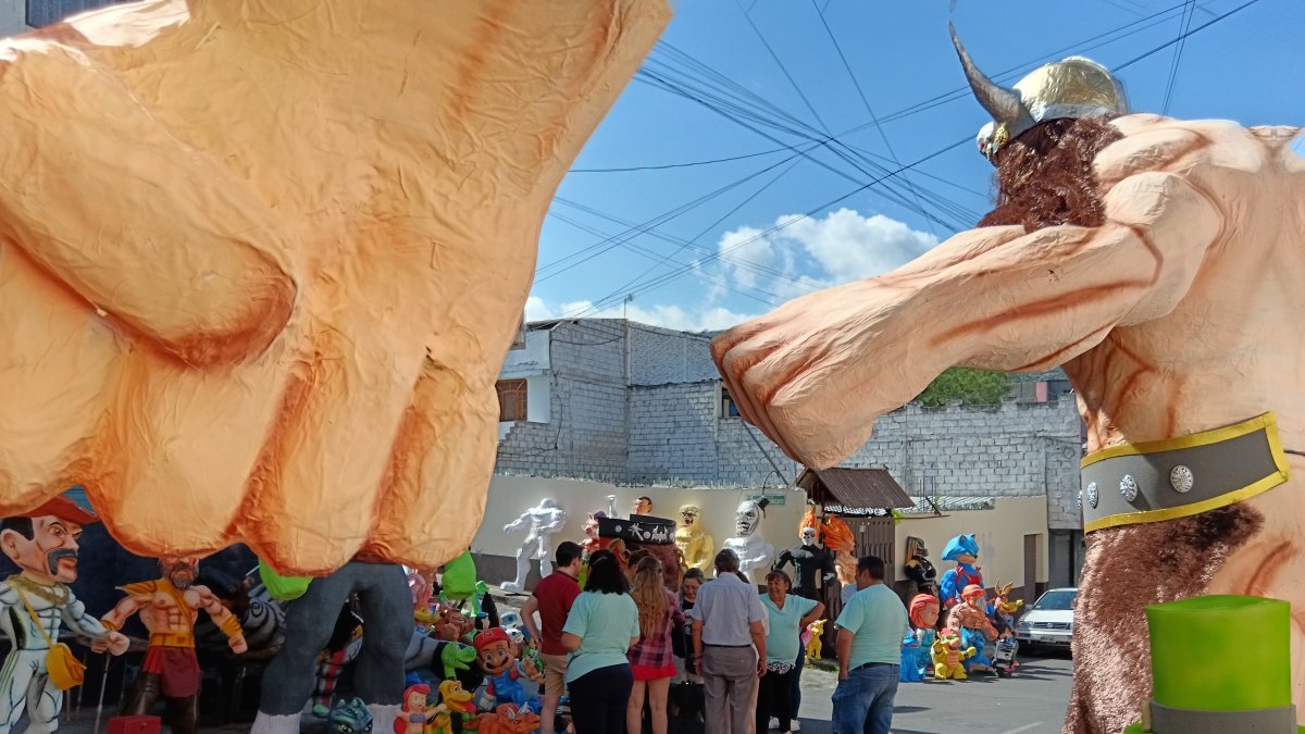Monigotes gigantes de hasta cinco metros se exhiben en la calle Pedro Carbo, en el barrio La Merced, y se han convertido en un atractivo del fin de año.